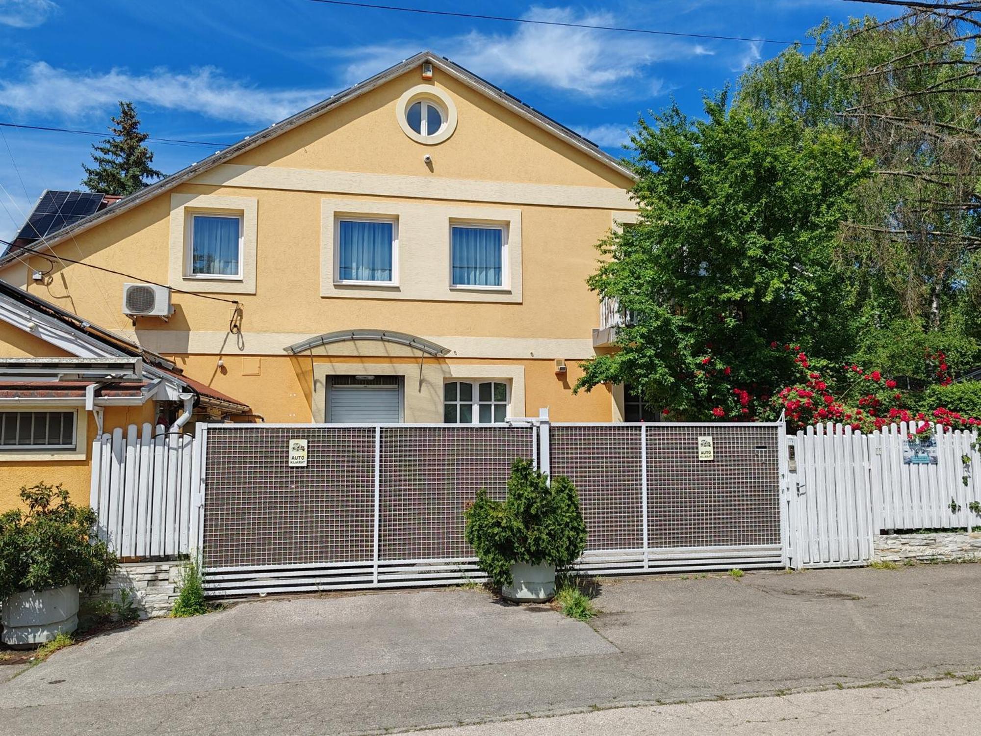 Apartment Patricia With Garden Budapest Eksteriør billede